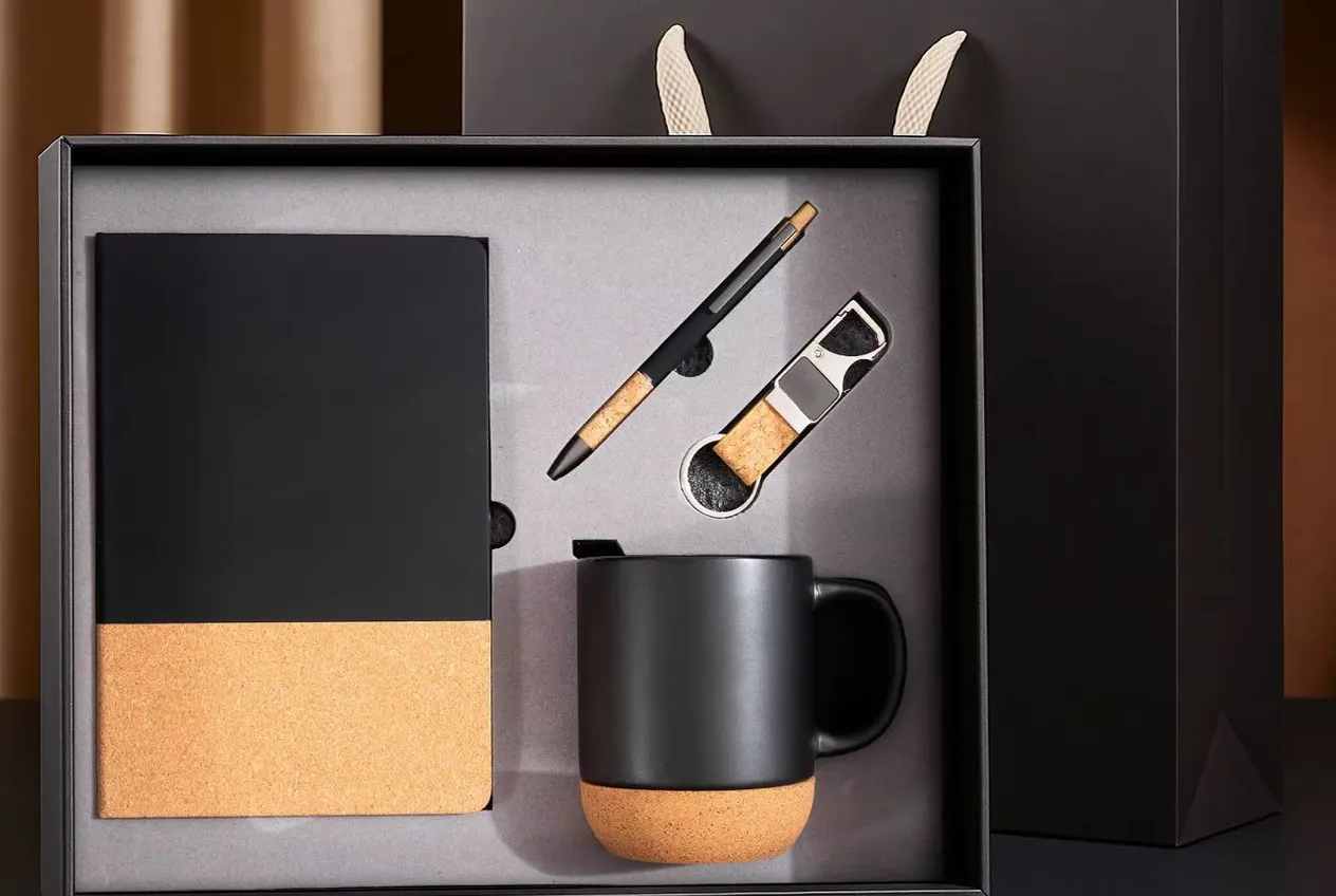 Set de regalo corporativo: libreta, taza, bolígrafo y llavero en su caja